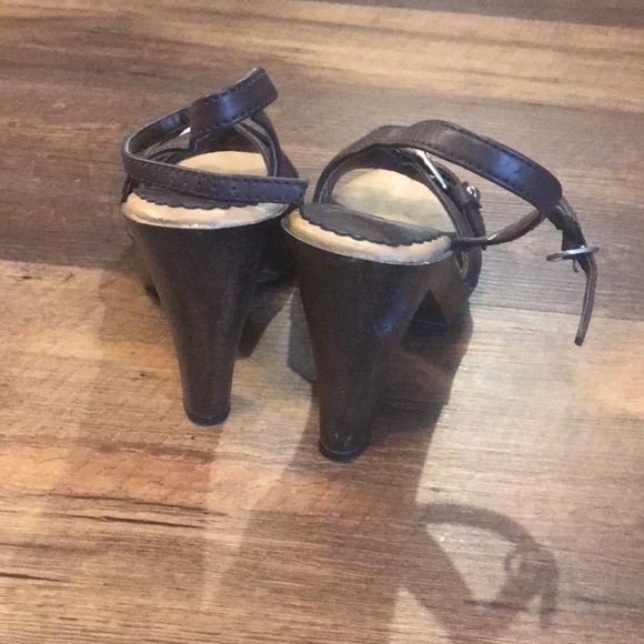 Brown high heeled shoes - Picture 2 of 5